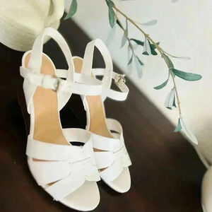Nine West Women’s sandal wedges white color like new size 6